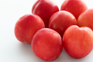 プラム　白い背景