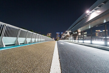 お台場の夜の橋の上の自転車専用通路