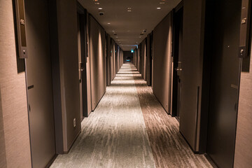 真っ直ぐに伸びるホテルの廊下