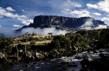 Monte Kukenan (Matawi Tepuy) y rio Kukenan. Gran Sabana. Estado de Bolivar. Venezuela.