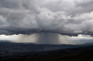 Tromba de agua sobre la sabana. Gran Sabana. Estado de Bolivar. Venezuela.