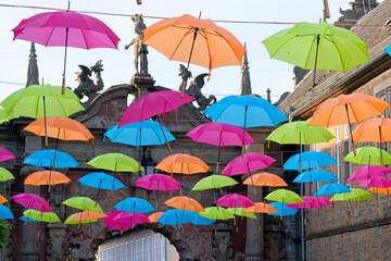 Fototapeta na wymiar bunte Schirme vor Schlosstor Bückeburg