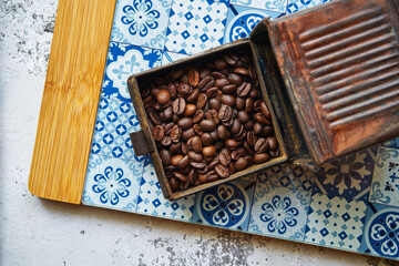 Obraz premium stary młynek do kawy i ziarna kawy 