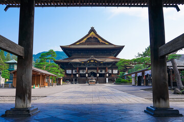 Fototapeta premium 山門下から国宝指定の善光寺本堂（長野県長野市）
