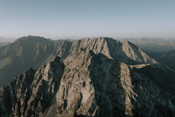 Gämse unterhalb des Ifingers im Wandergebiet Meran 2000 in den Sarntaler Alpen zum Sonnenuntergang. Mit der Drohne 1