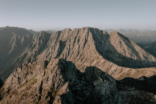 G&auml;mse unterhalb des Ifingers im Wandergebiet Meran 2000 in den Sarntaler Alpen zum Sonnenuntergang. Mit der Drohne 2