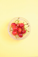 さくらんぼ、ガラスの器、イエロー背景