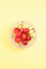 さくらんぼ、ガラスの器、イエロー背景
