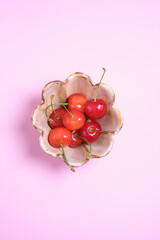 さくらんぼ、陶器の器、ピンク背景