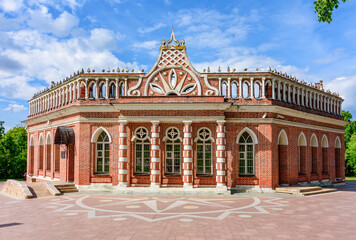 Obraz premium Second Cavalry Corps building in Tsaritsyno park, Moscow, Russia