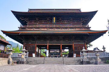 静かな朝の善光寺山門（長野県長野市）