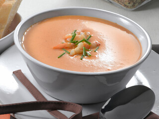 Gazpacho, sopa de verduras con marisco. Gazpacho, vegetable soup with seafood.