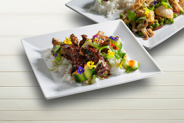 Wok de arroz con verduras y flores. Rice wok with vegetables and flowers.