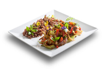 Wok de arroz con verduras y flores. Rice wok with vegetables and flowers.