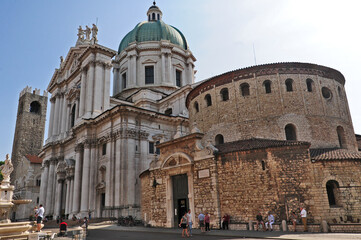 Fototapeta na wymiar Brescia, la Cattedrale di Santa Maria Assunta ed il Duomo Vecchio