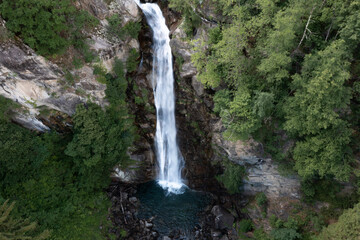Fototapeta na wymiar Der Kalmtaler Wasserfall im Passeiertal in Südtirol. Blick von oben 1