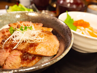 おいしそうな肉のどんぶり