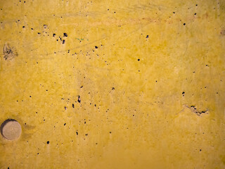 ざらざらした黄色い壁