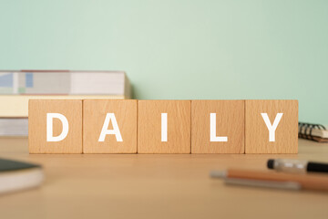 「DAILY」と書かれたブロックが置かれたデスク