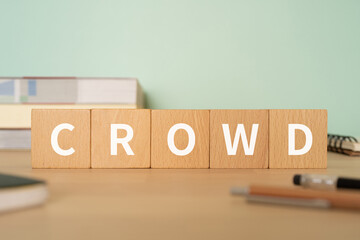 人混みのイメージ｜「CROWD」と書かれたブロックが置かれたデスク