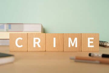 犯罪のイメージ｜「CRIME」と書かれたブロックが置かれたデスク