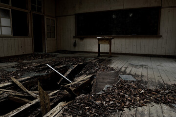 廃鉱山集落に残された小学校跡の教室