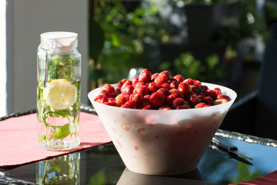 straberries in the bowl in sunlight