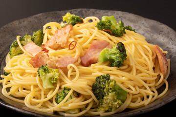 ブロッコリーとベーコンのペペロンチーノ