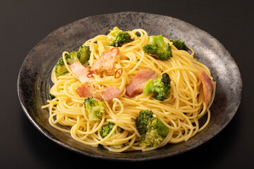 ブロッコリーとベーコンのペペロンチーノ