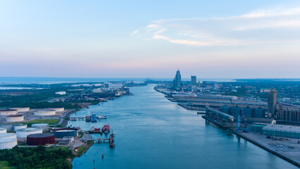 Obraz premium Downtown Mobile, Alabama waterfront skyline at sunset 
