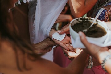 manos ceremonia henna
