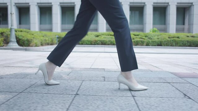 歩くビジネスウーマンの足元 女性