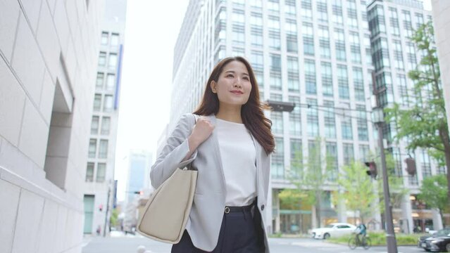街を歩くビジネスウーマン 女性