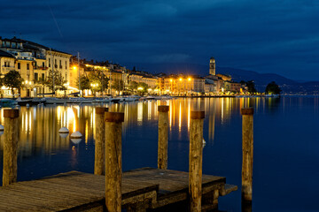 Obraz premium Village de Salo, la nuit, sur le lac majeur