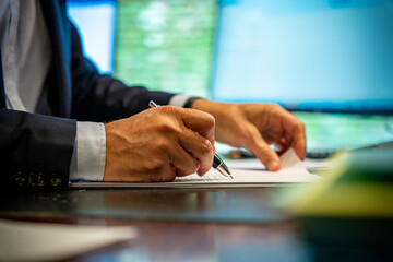 Homme qui signe un document 