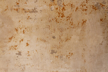 Renovierungs-/Sanierungsarbeiten (Symbolbilder). Ungestrichene Wand mit Putzabplatzungen, nachdem eine Tapete entfernt wurde.