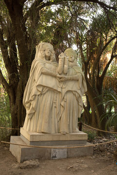 Traditional statue on algeria - jardin d'essai - naili woman