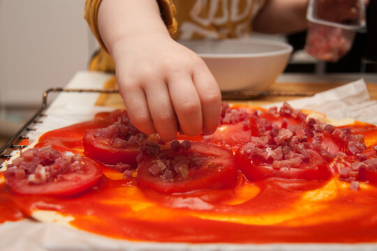 ni&ntilde;o haciendo pizza