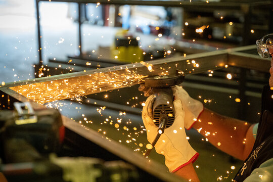 Gros plan &eacute;tincelles d'une disqueuse