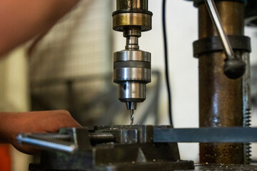 Gros plan d'une perceuse industrielle