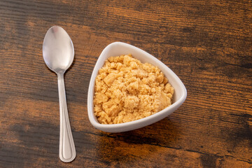 vue du dessus de sucre vergeoise dans un plat 