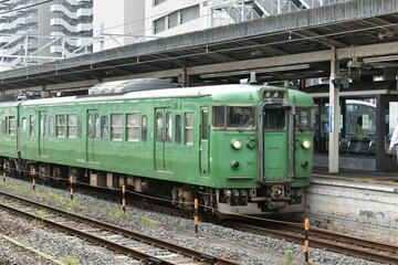 Fototapeta premium JR草津線、草津駅、各駅停車、在来線