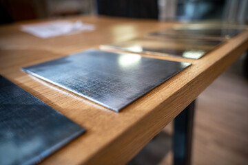 Plaque de métal placées sur une table en bois