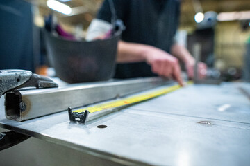 Mesure avec un mètre sur un établit 