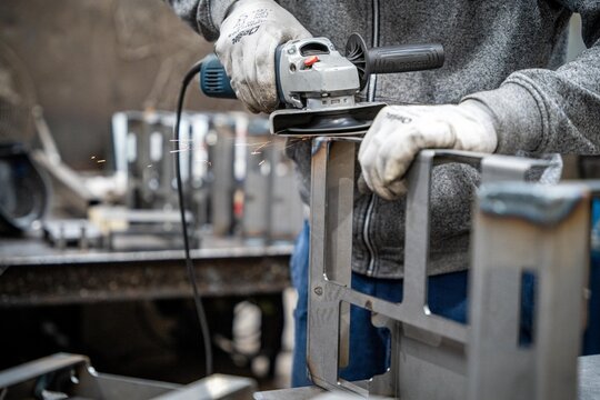 Homme en train de disquer une barri&egrave;re