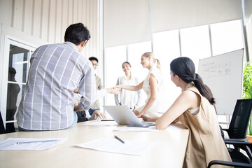 Obraz premium Success of business people team with handshake.