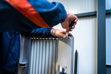 Ouvrier dévissant un radiateur
