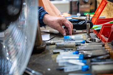 Homme sur établie en désordre