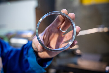 Main tenant un tube de métal