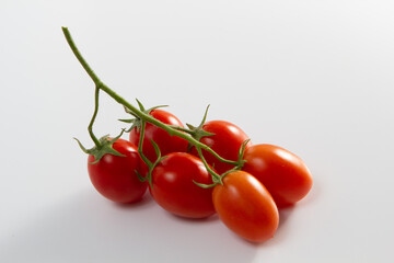 Cacho de tomate cereja com sépalas verdes recém colhido